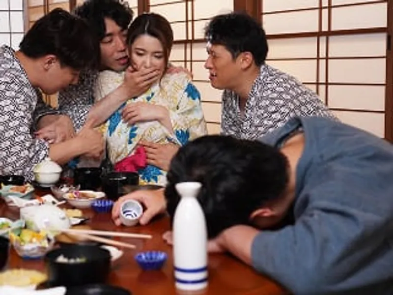 đưa cô vợ đi suối nước nóng, gã chồng không biết người vợ bị người khác quan hệ sấp mặt