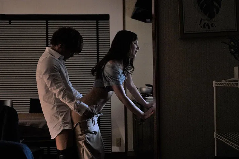 Tiền bối đi công chuyện, cậu nhân viên đến nhà nắc người vợ ông ấy