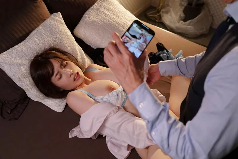 Cấp trên chuốc thuốc em thư ký bắt quan hệ cả đêm khi đi công tác xa