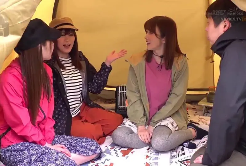 Chuyện lạ đời, anh xã thay vợ yêu đi cắm trại với mấy cô bạn của cô vợ ở khu phố…