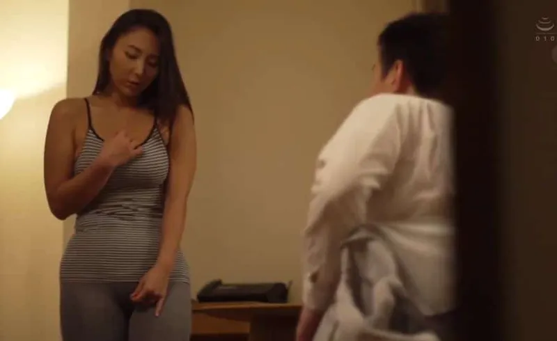 Chồng yêu dẫn sếp cũ về nhà mà không biết là tình cũ của vợ