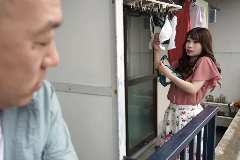 Gã nhà cạnh bên chuyên soi mói và cặp vợ yêu ông xã thường xuyên rên la quá to