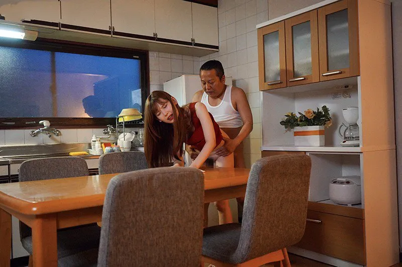 Con gái bị gã chồng mới của mẹ quan hệ mỗi ngày, cho dù đã có người yêu