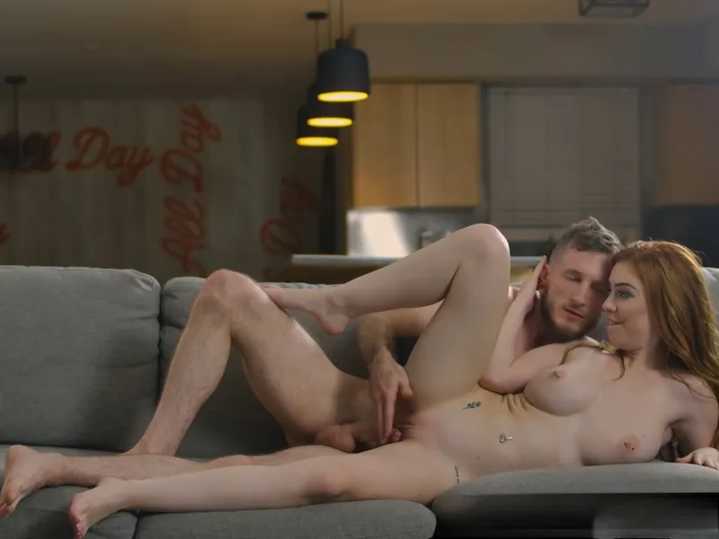 đang tăng ca mà em người yêu cứ dùng lỗ lồn dụ tôi doggy cùng em